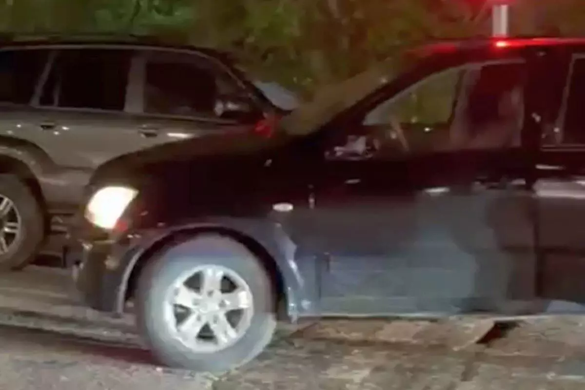 Машину с детьми протаранил пьяный водитель Toyota Land Cruiser Prado в Актау (ВИДЕО)