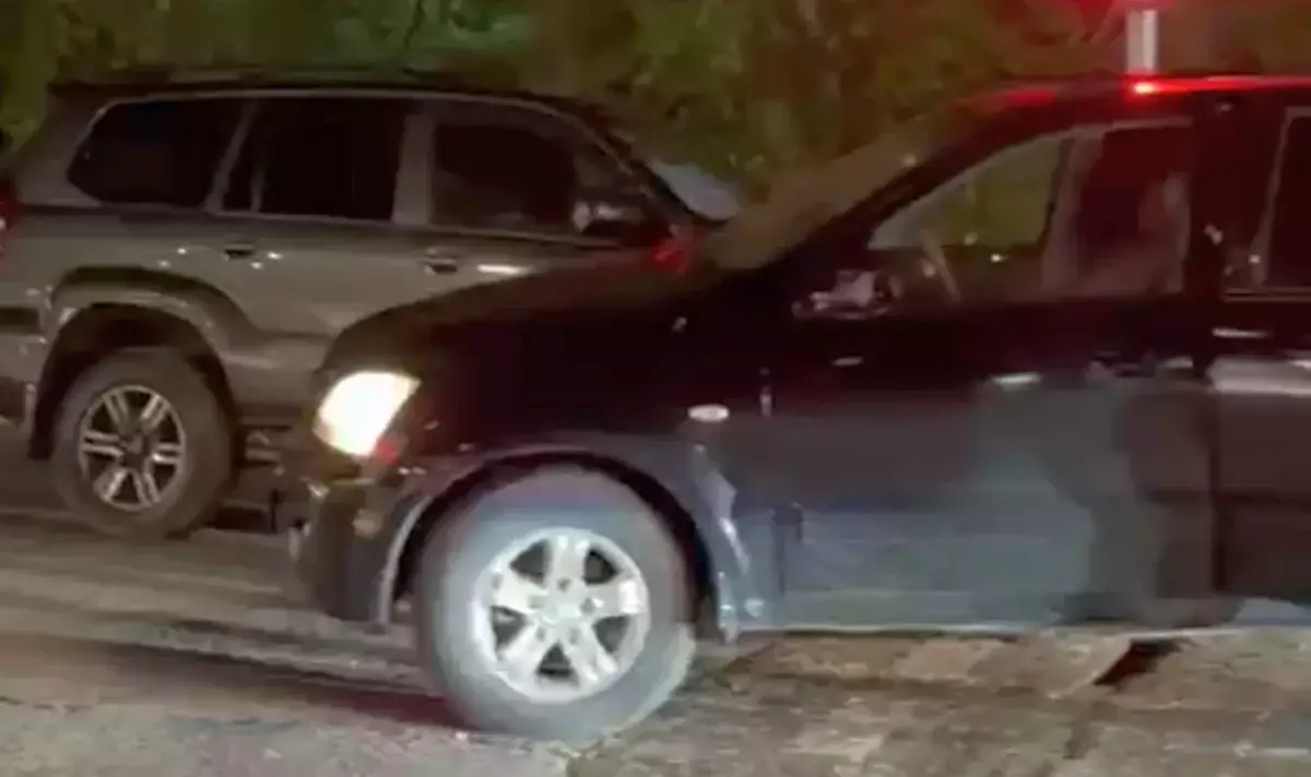 Пьяный водитель на внедорожнике протаранил авто с детьми в Актау