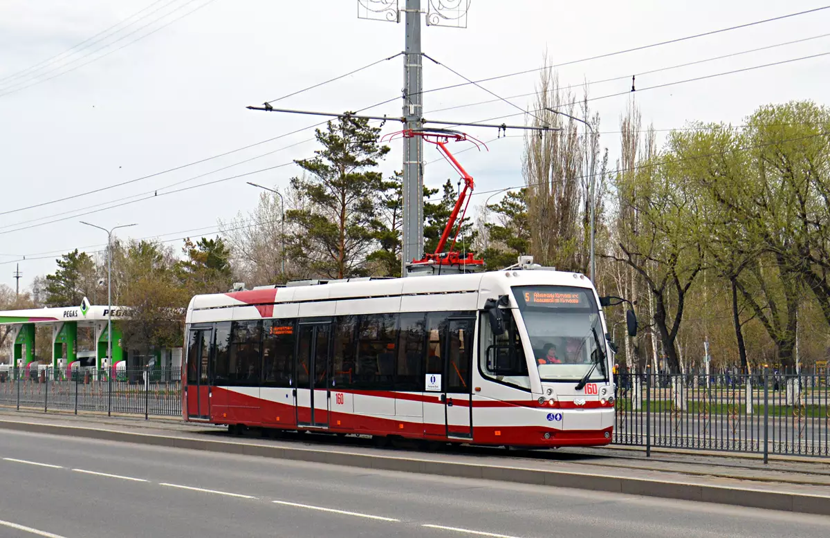 Павлодарда трамвай бағанына соғылған автобус жүргізушісі көз жұмды
