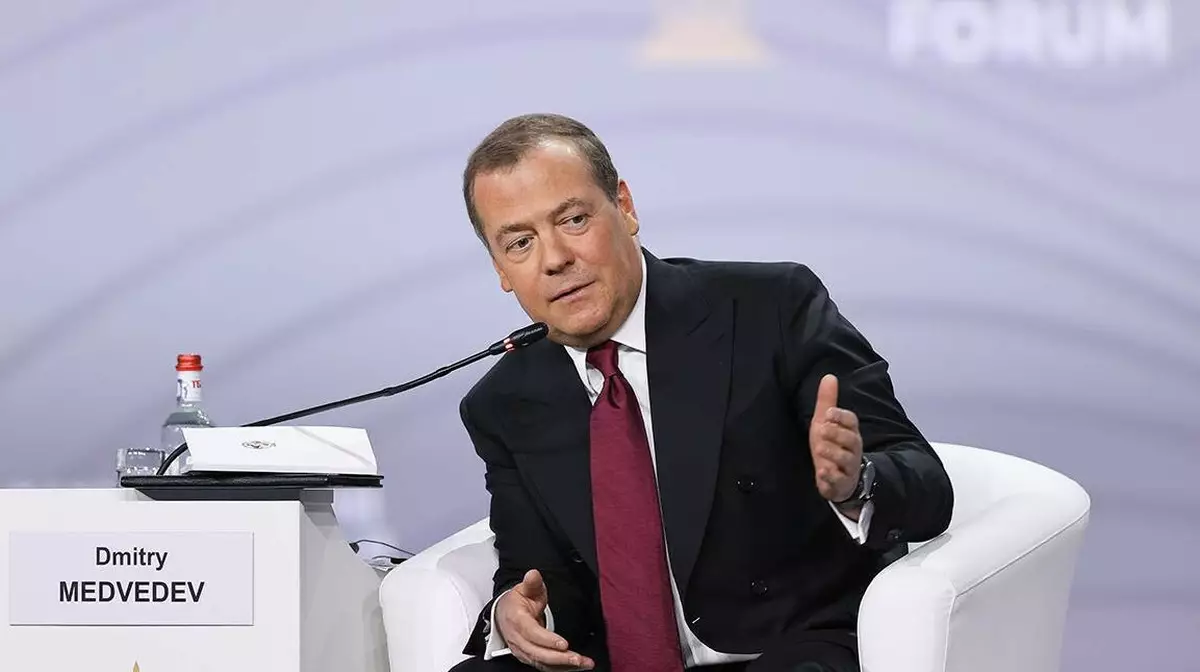 Медведев пригрозил статусом "иноагента" менеджерам российской компании за ответы умной колонки