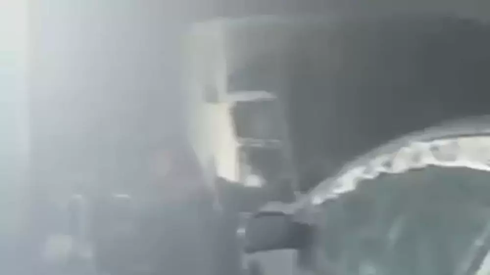 Гараж с автомобилями внутри загорелся в Шахтинске