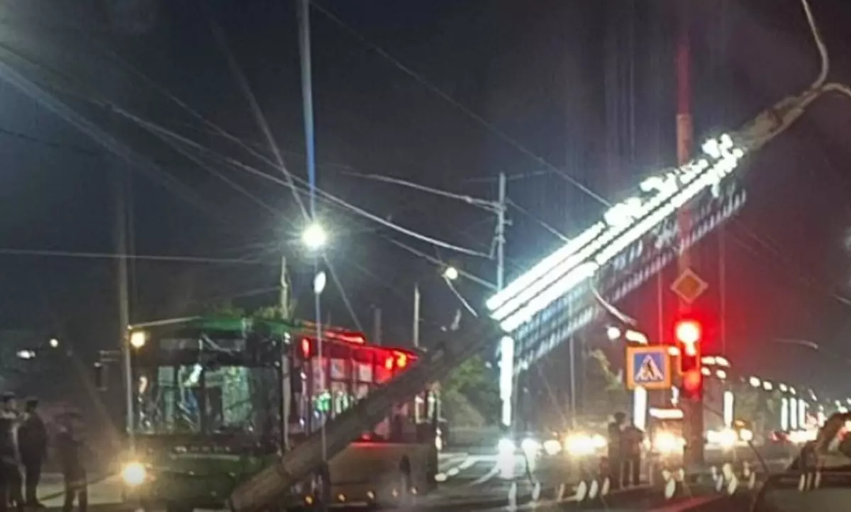 Врезался в столб из-за сердечного приступа: водитель автобуса погиб в Павлодаре