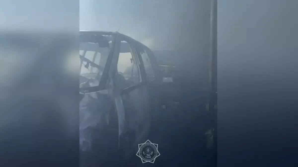 Пожар произошел в гараже с автомобилями в Карагандинской области