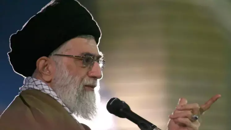Духовный лидер Ирана призвал молиться за президента страны