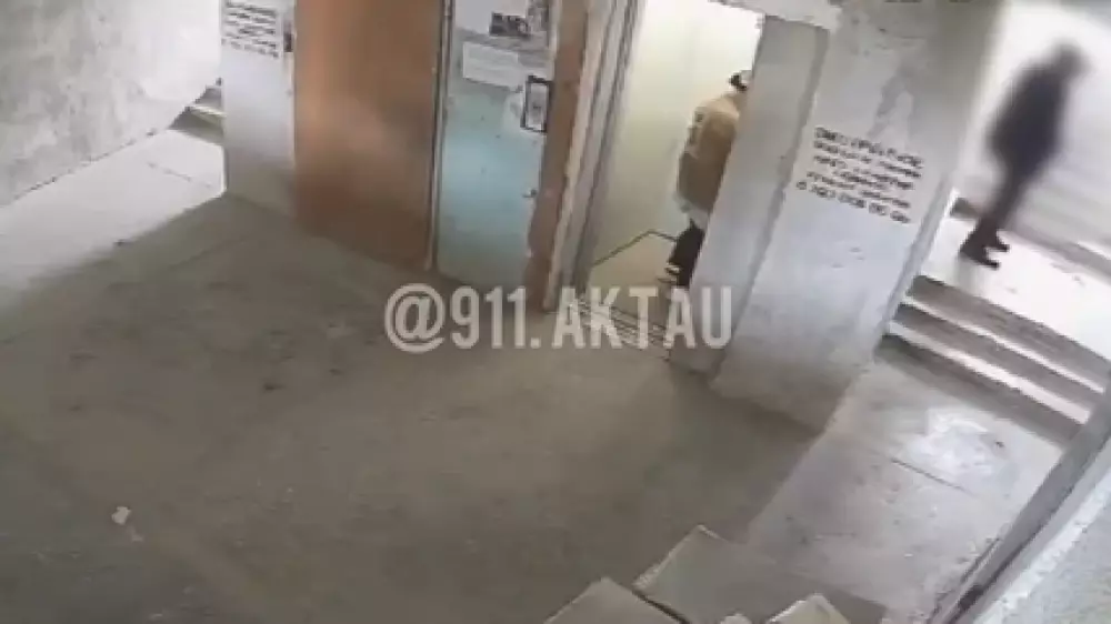 В Актау мужчина справил нужду в подъезде многоэтажки и попал на видео