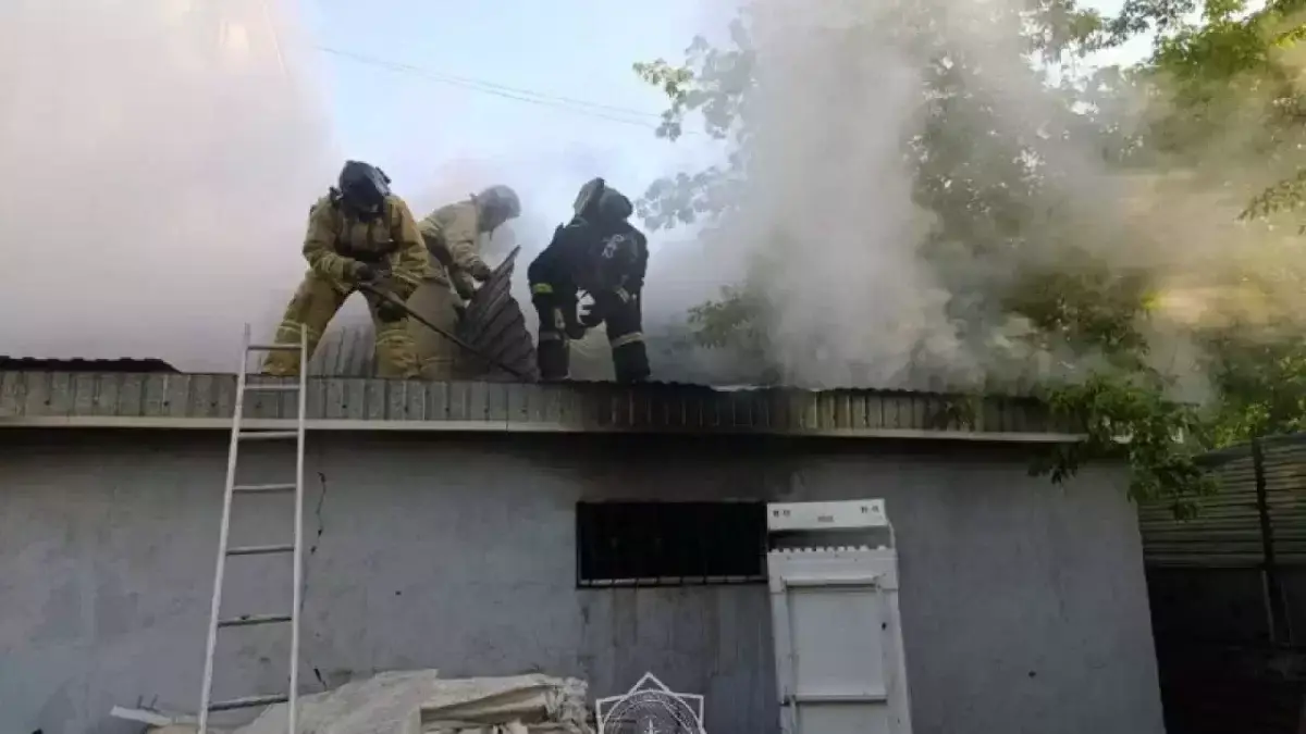 Крупный пожар в Актобе: эвакуированы десятки жителей