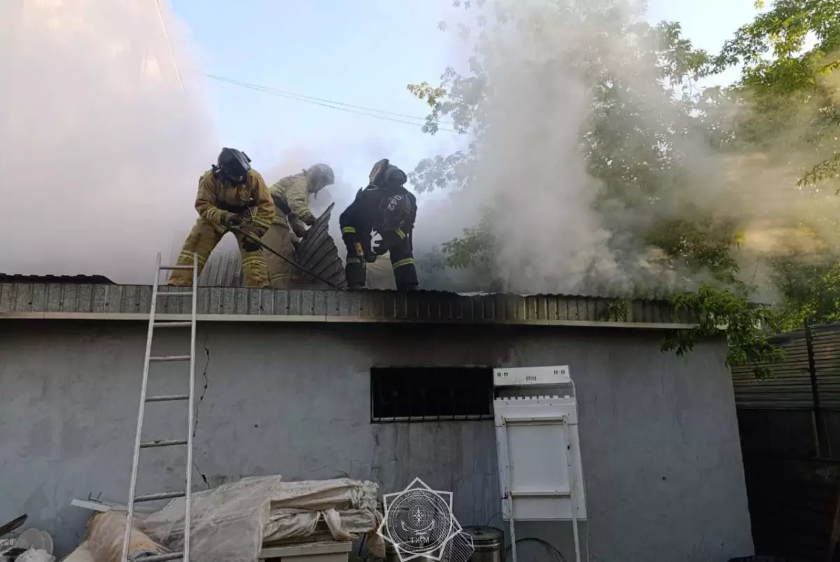 Сорок человек эвакуировали из пожара в Актобе