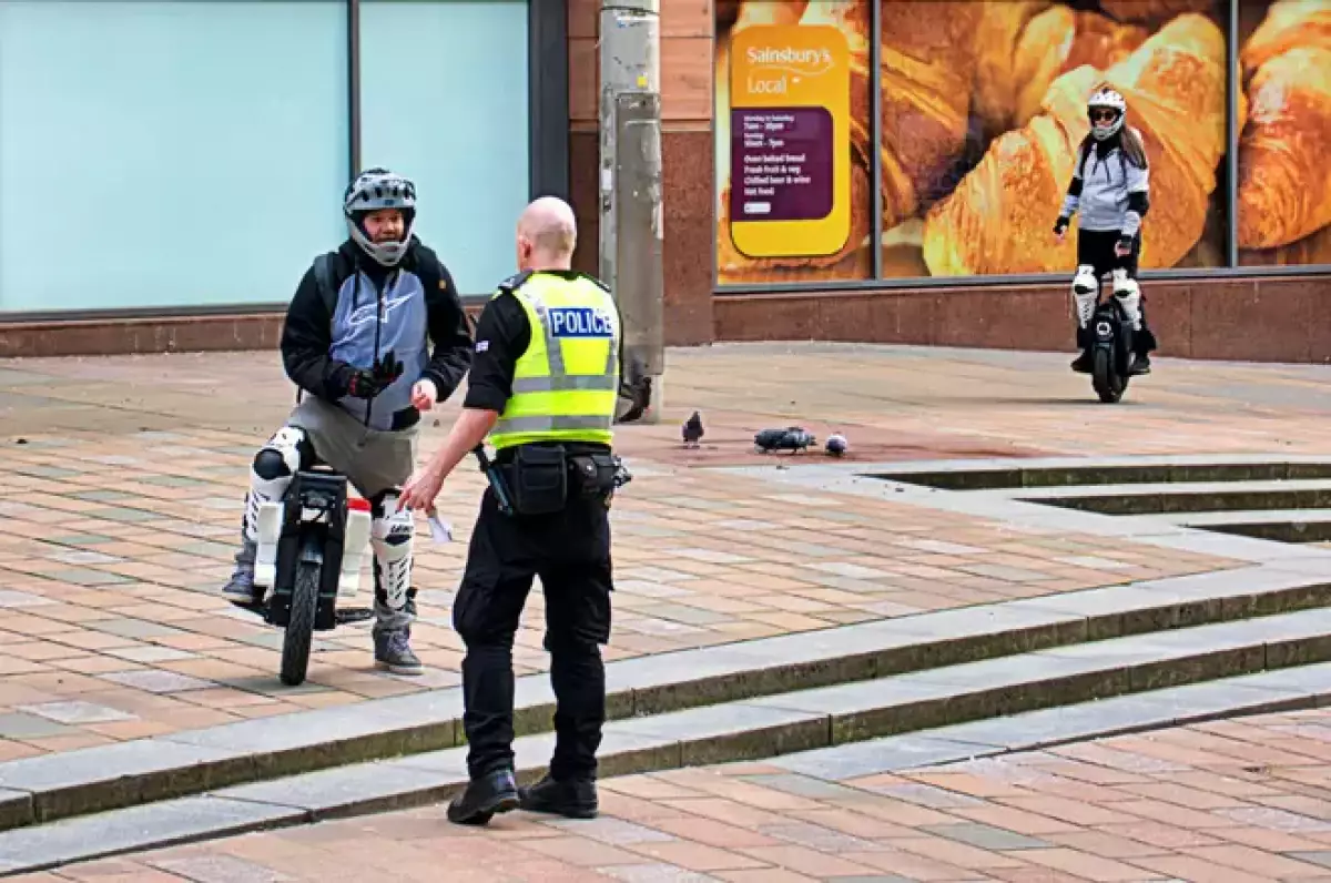 Британия полициясы электр самокаттармен күресудің жолын тапты