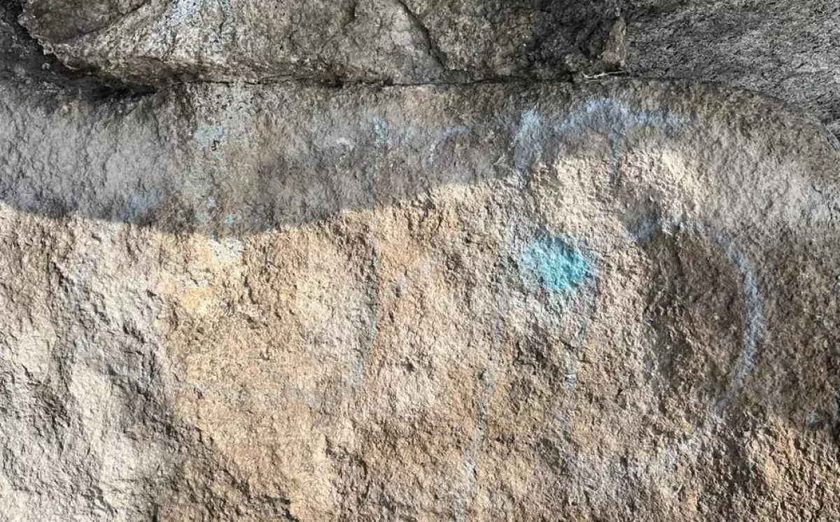 В Бурабае начали стирать вандальные надписи, оставленные отдыхающими. Работа займет несколько лет