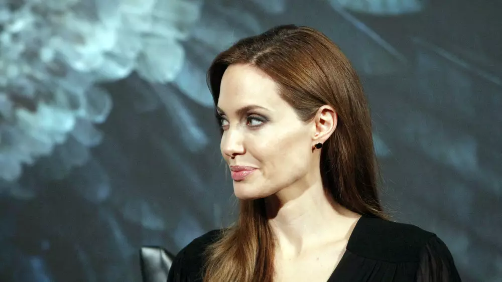 Анджелина Джоли встречается с двумя мужчинами – СМИ