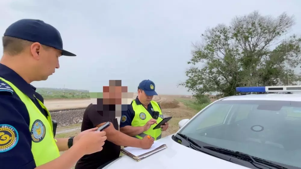 Борьба с водителями-обочечниками. Полиция проводит рейд в Алматинской области