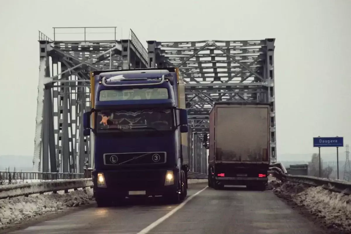 Для казахстанских дальнобойщиков упрощают перевозки в Европу