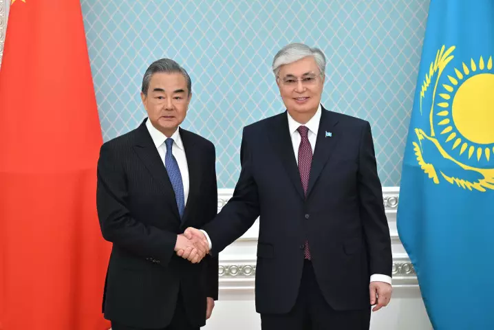 Токаев принял министра иностранных дел КНР Ван И
