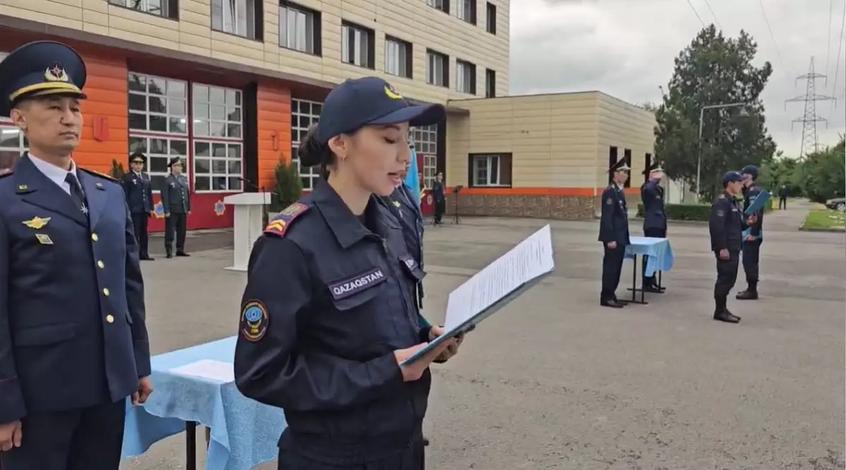 Соблюдая традиции: более 50 пожарных приняли присягу в Алматы
