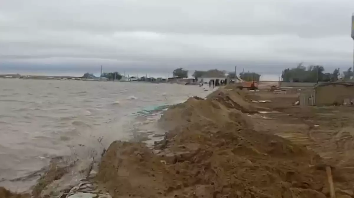 Талые воды угрожают затопить поселок Куйылыс в Актюбинской области