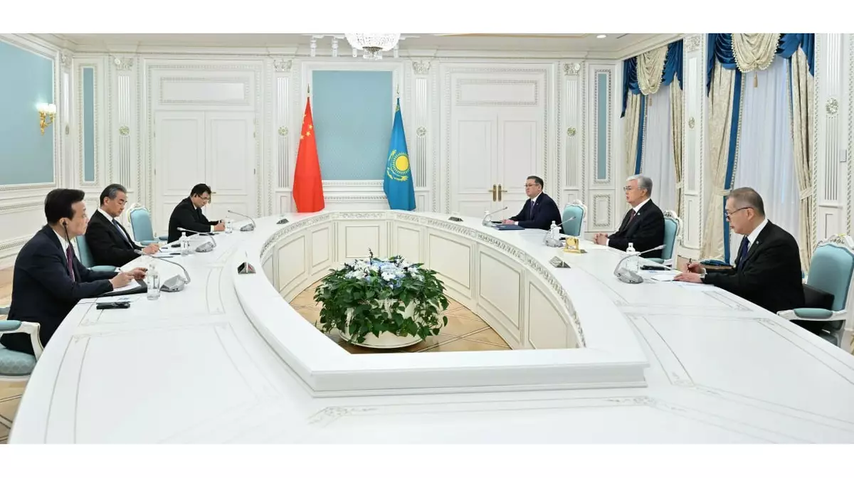 Токаев принял члена Госсовета, министра иностранных дел КНР Ван И