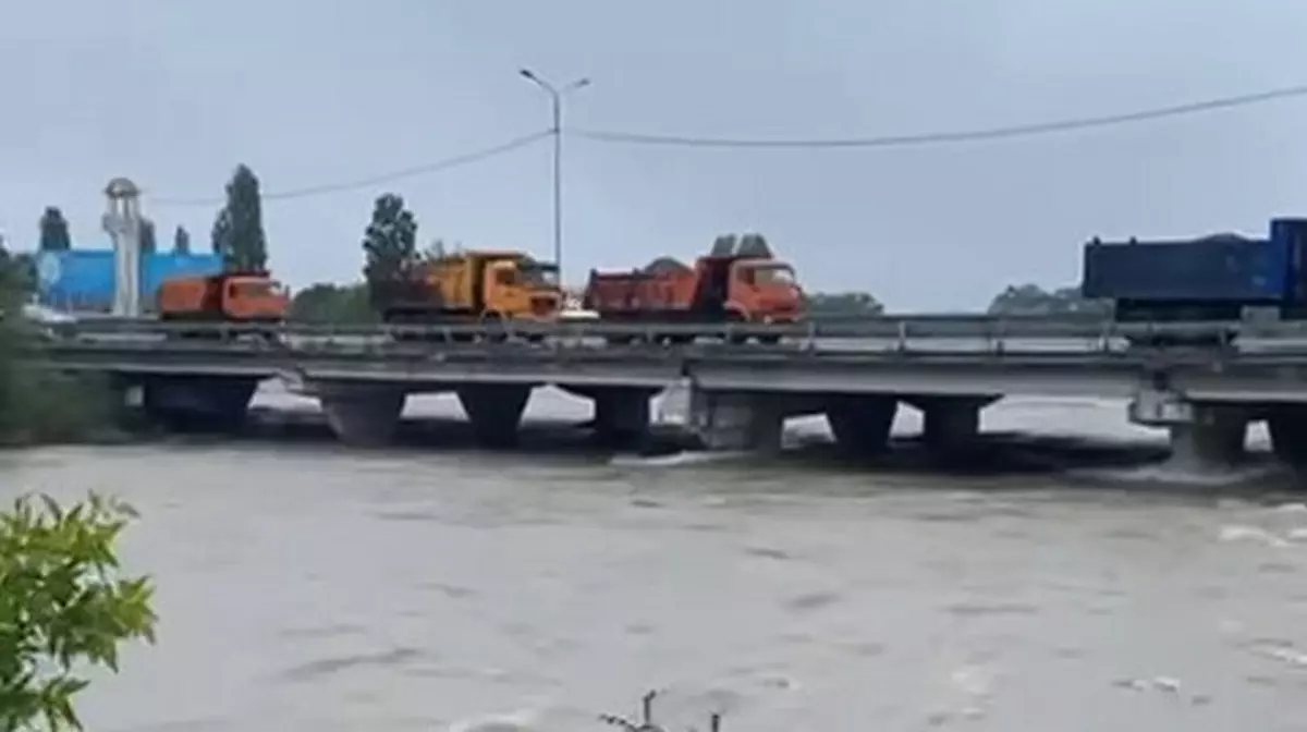 Дамбу на трассе Алматы – Усть-Каменогорск укрепляют после сильных дождей