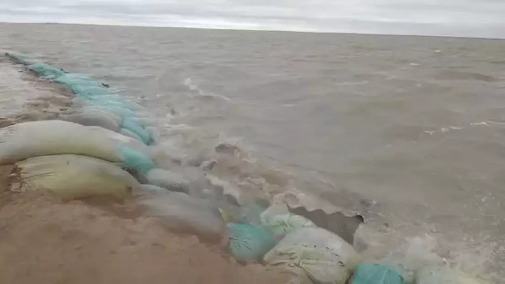 Метровые волны размыли самодельную дамбу в Актюбинской области