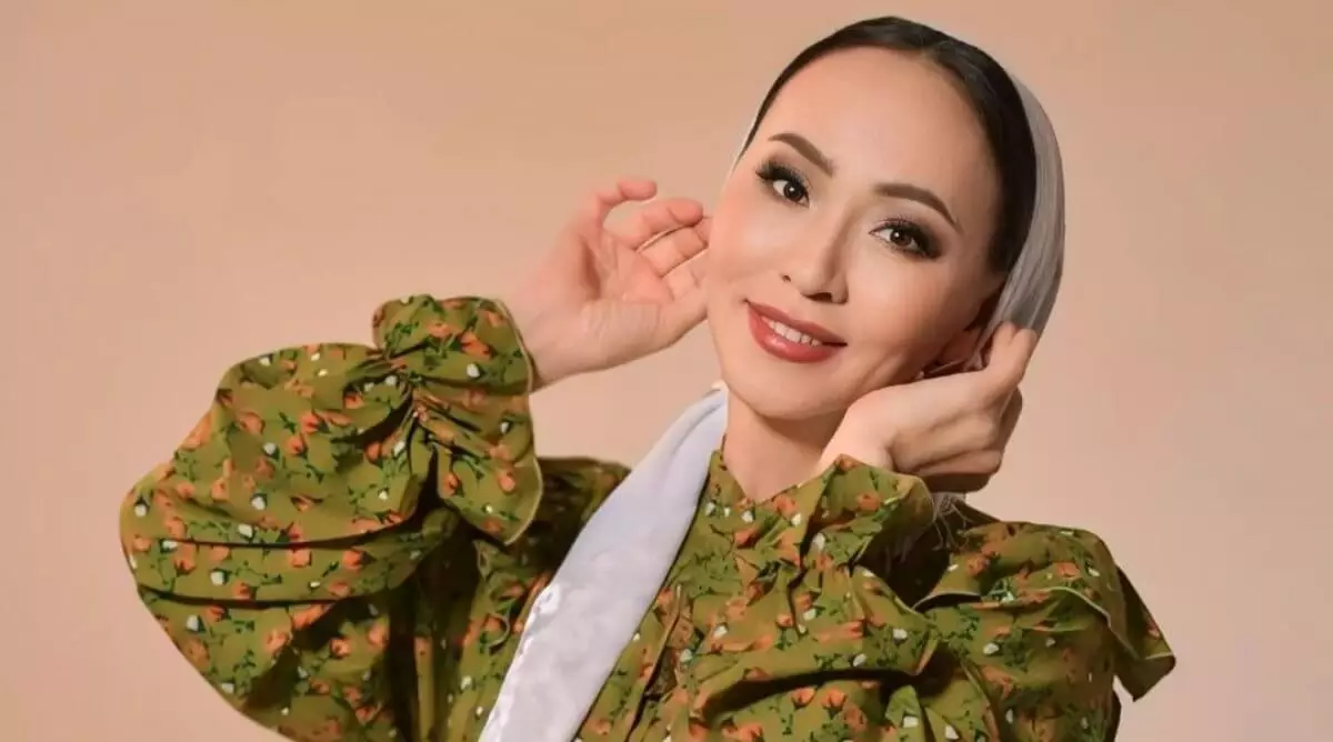 Бешпармак и баурсаки: как в аэропорту встретили известную казахстанскую певицу
