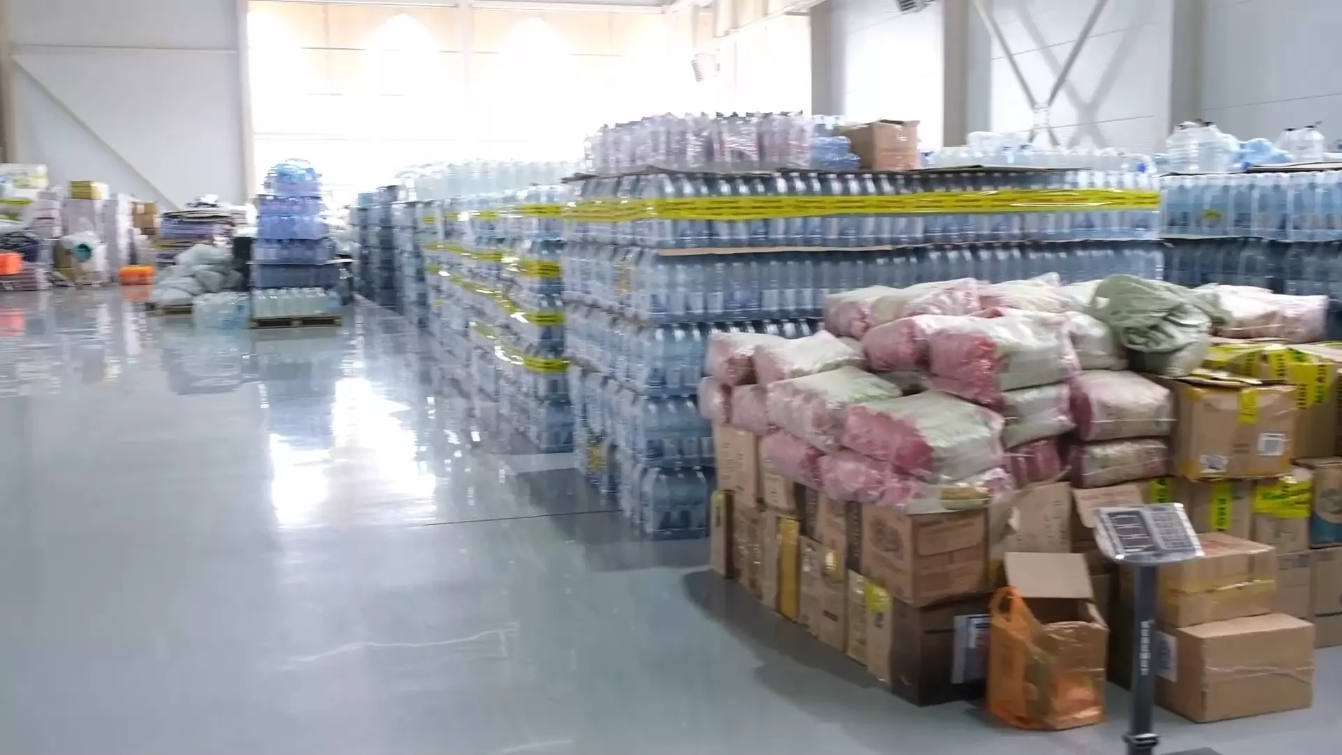 Более тысячи тонн гумпомощи доставили в Кульсары с начала паводков
