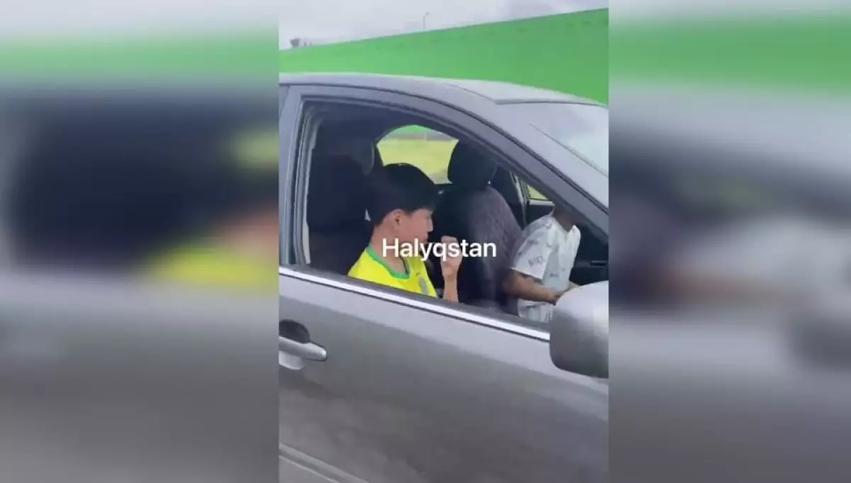 Мальчика за рулем авто сняли на видео в Алматы