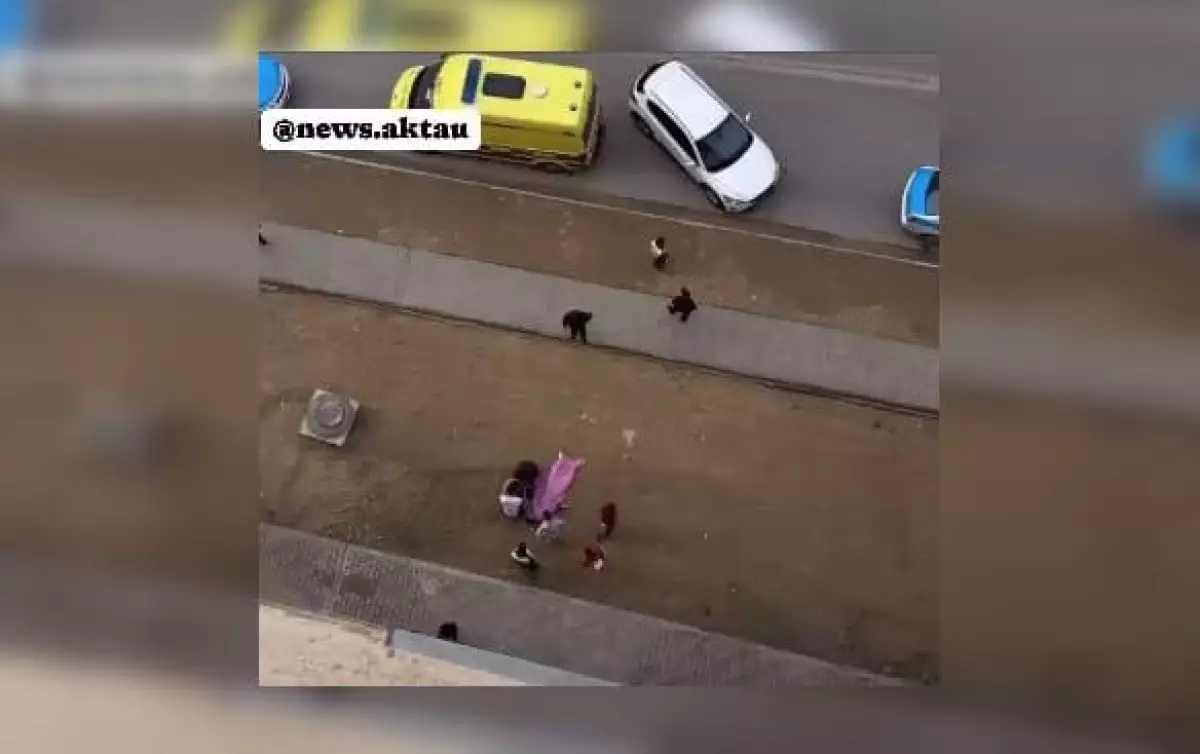 Девушка упала с многоэтажки в Актау (ВИДЕО)