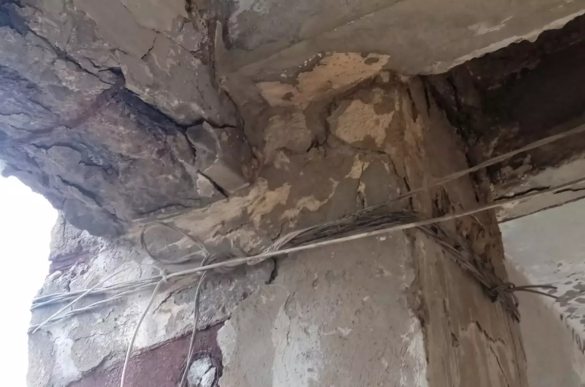 Фасад разрушается: жители дома в 4 микрорайоне Актау пожаловались на бездействие КСК