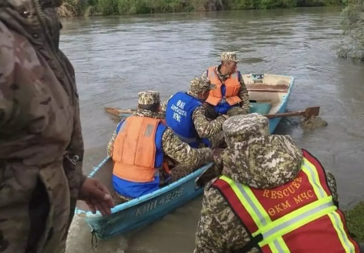 Более 200 человек третьи сутки ищут упавших в реку девочек в Кыргызстане