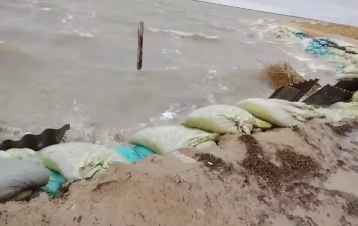 Сильные волны размыли часть дамбы у села в Актюбинской области