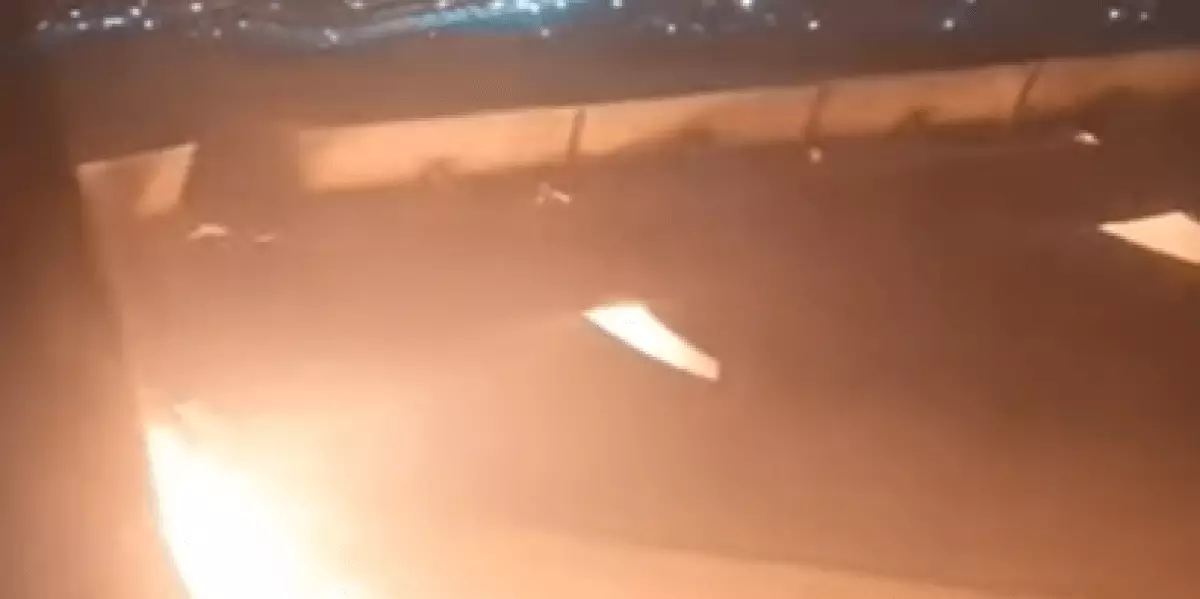 Шокирующее видео: самолет загорелся в небе в Индии