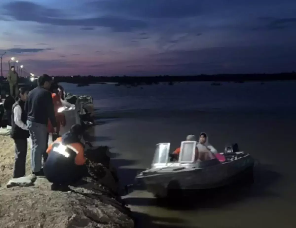 Нет дороги между селами: Круглосуточную перевозку сельчан на лодках осуществляют в Атырауской области