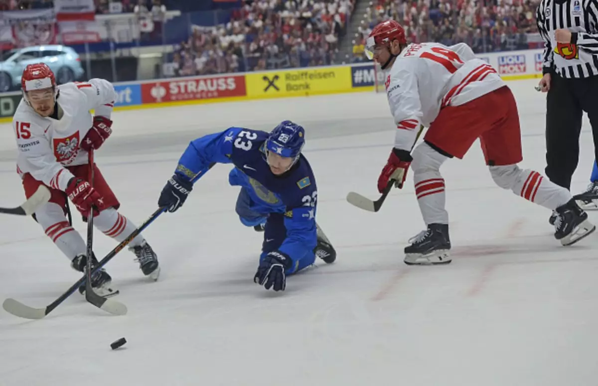 Казахстан выиграл матч и сохранил прописку в топ-дивизионе ЧМ по хоккею