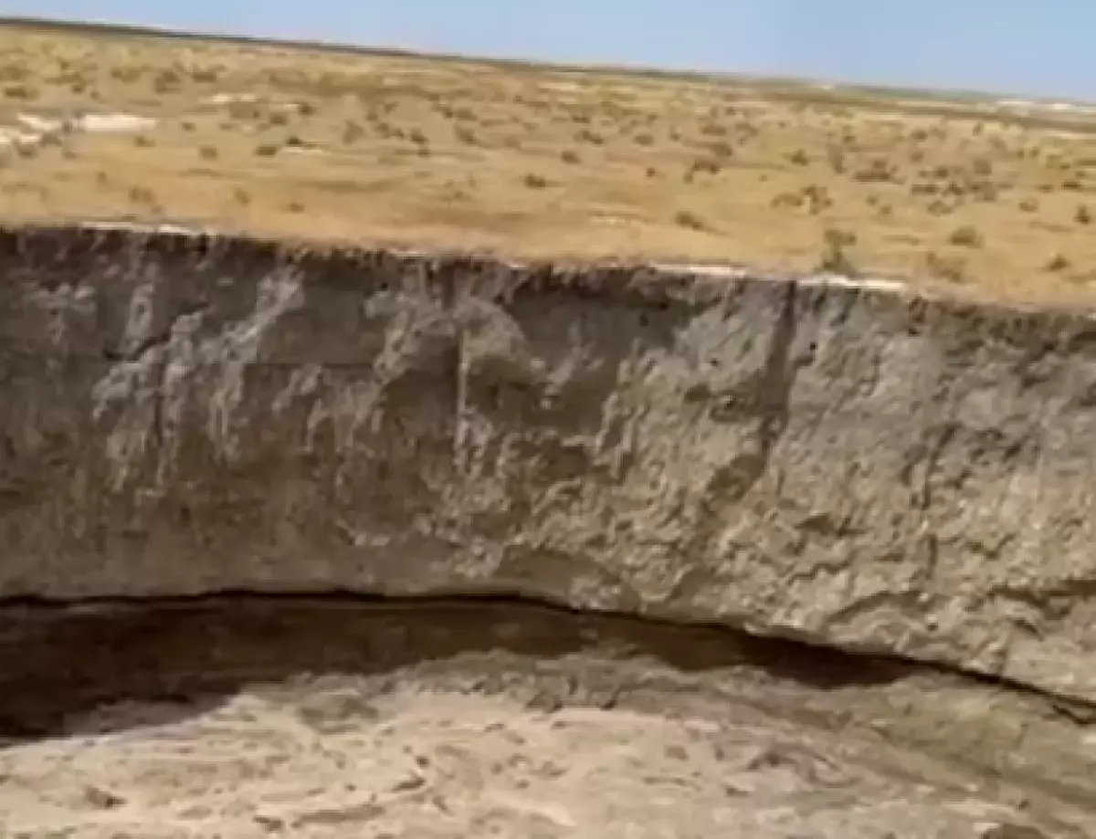 Огромная яма с водой образовалась в степи Атырауской области