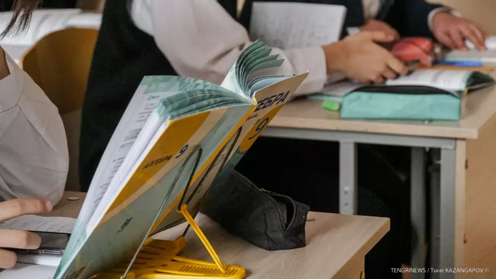 Школьников трех областей Казахстана освободили от экзаменов