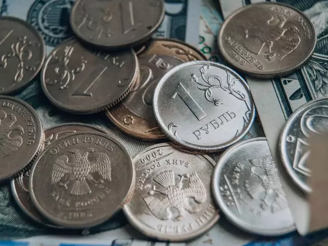 Подготовка к налоговым выплатам оказывает поддержку тенге и рублю