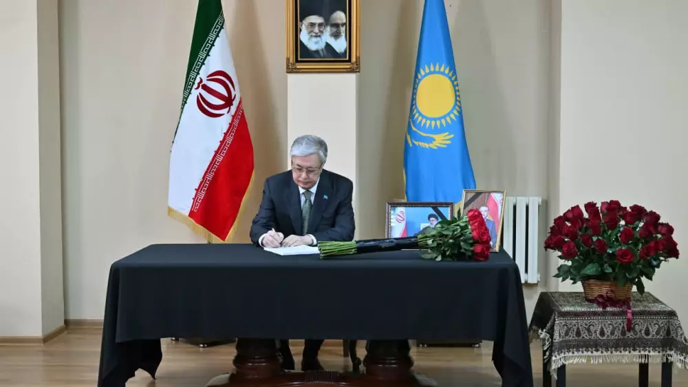 Президент Токаев посетил посольство Ирана в Казахстане и оставил запись в книге соболезнований