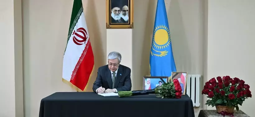 Токаев посетил Посольство Ирана и оставил запись в книге соболезнований