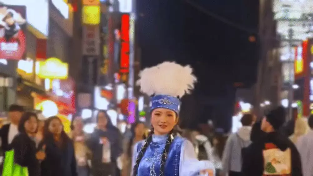 Девушка в казахском костюме восхитила иностранцев в Сеуле