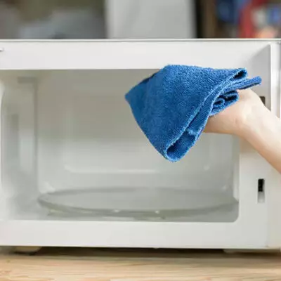 Как почистить микроволновку с помощью полотенца и чашки
