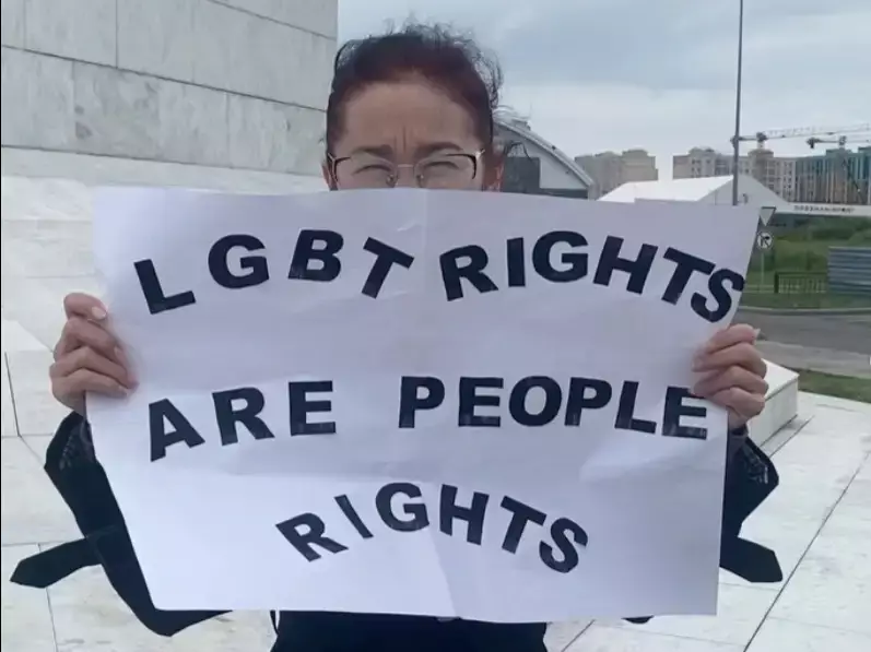 В Караганде женщина вышла на одиночный пикет против закона о запрете ЛГБТ-пропаганды