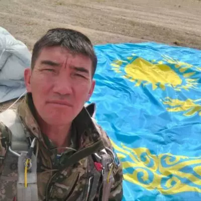 На учениях в Турции десантник из Казахстана раскрыл в небе казахстанский флаг