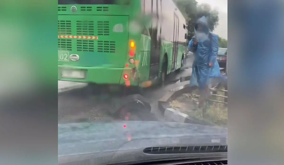 Пьяного мужчину выкинули из автобуса на дорогу в Алматы (ВИДЕО)