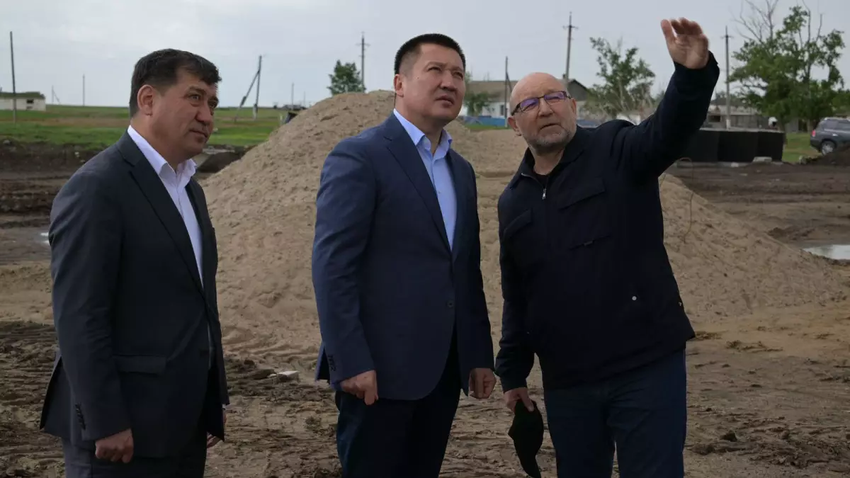 Аким Павлодарской области проверил качество возведения домов для пострадавших от паводка