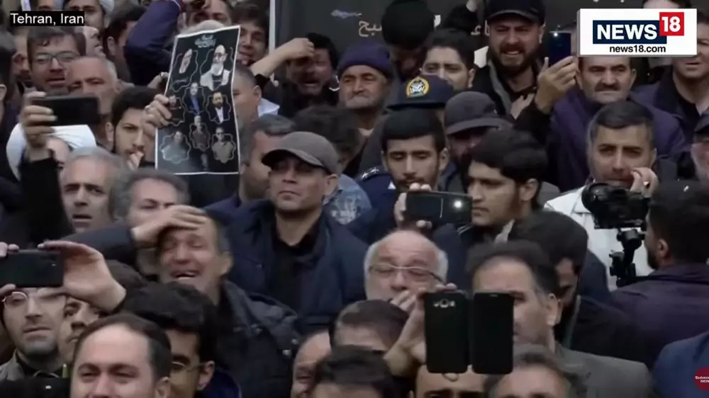 Слезы, портреты и флаги. Десятки тысяч иранцев прощаются с Ибрахимом Раиси