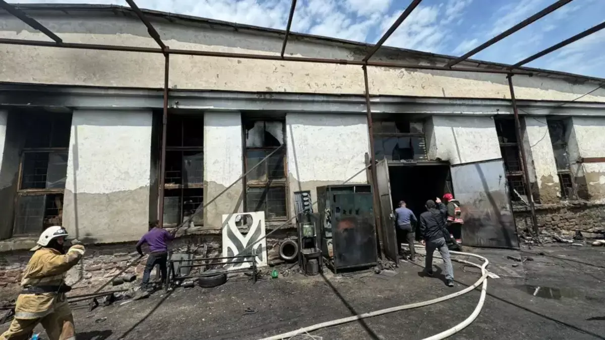 В Жамбылской области произошел крупный пожар в сварочном цехе