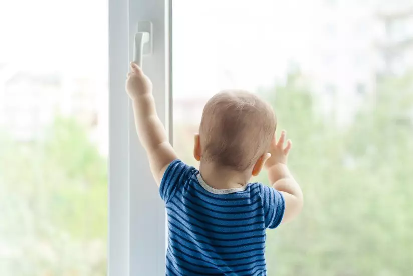 Детский травматизм: как не допустить падение ребенка из окна