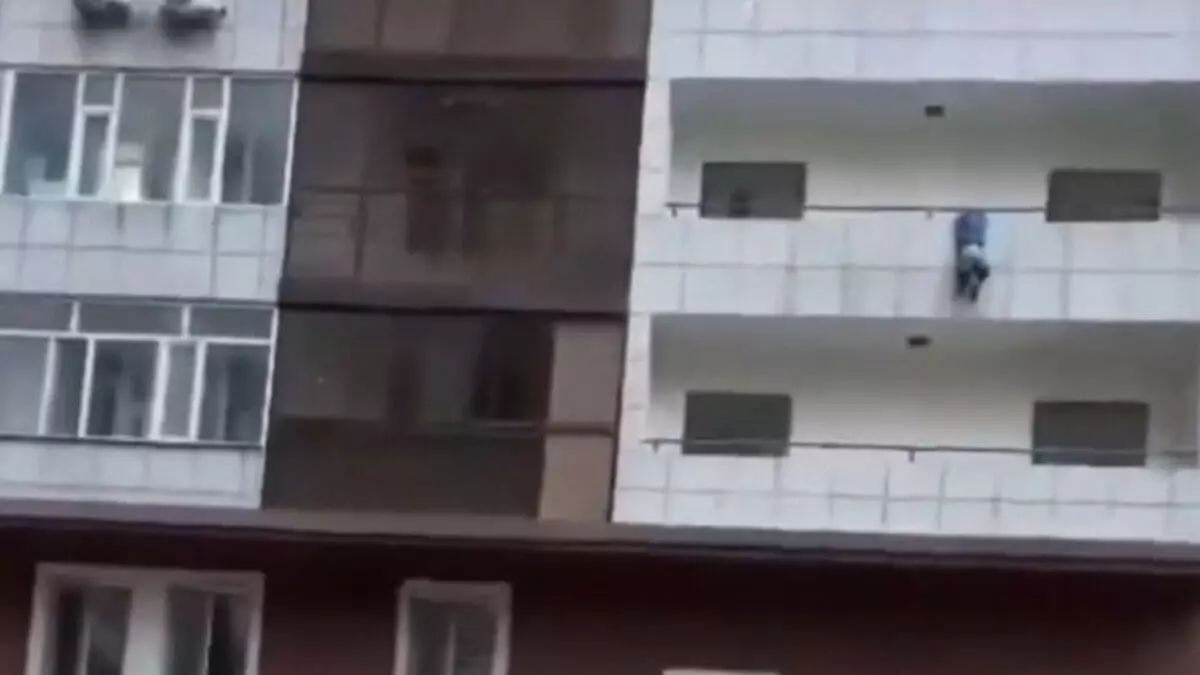 «Предотворил трагедию»: Школьник спас 5-летнего ребенка, который висел на балконе 4 этажа в Астане