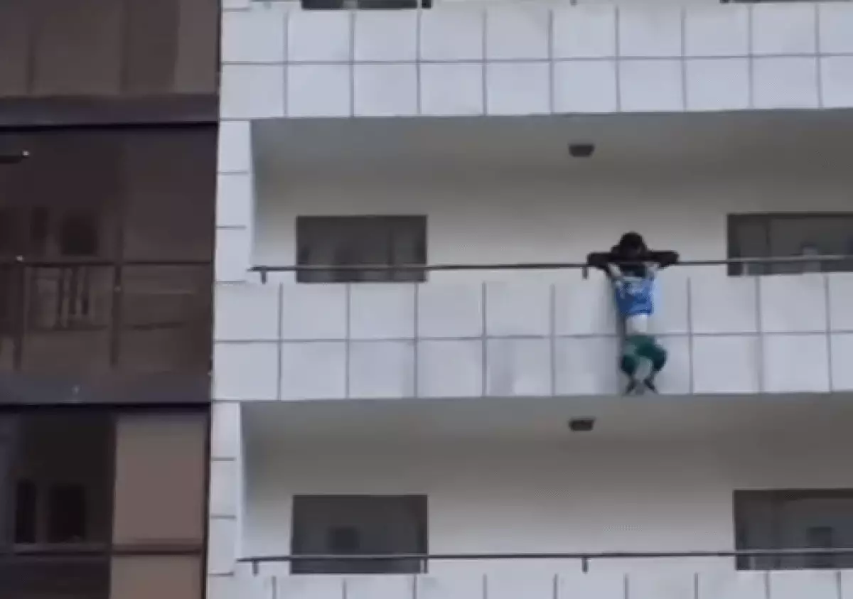 Семиклассник спас ребенка от падения с высоты в Астане (ВИДЕО)