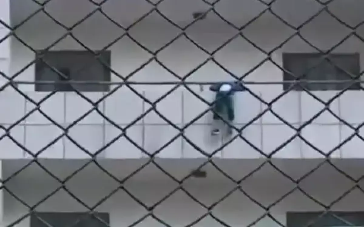 В Астане школьник спас повисшего на балконе ребенка