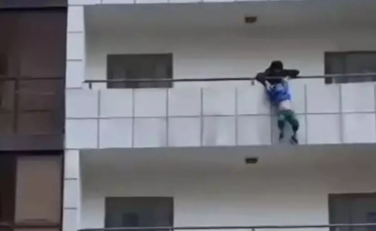 Астанада мектеп оқушысы балконға ілініп тұрған баланы аман алып қалды (ВИДЕО)